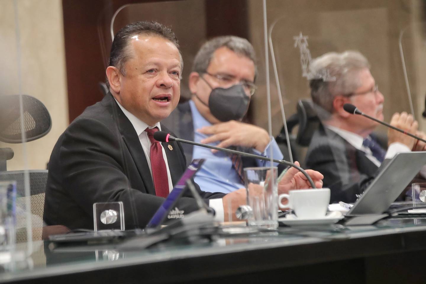 Imagen que contiene persona, interior, tabla, hombre
Descripción generada automáticamente